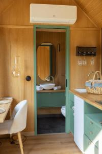 Fotografie z fotogalerie ubytování Tiny houses PAMPA Lodges - étang & bain nordique v destinaci Étival-lès-Le Mans