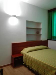 1 dormitorio con 1 cama y cortina verde en Sul Tetto di Gallipoli, en Gallipoli