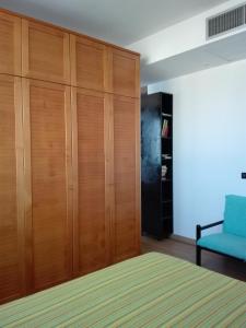 ガリポリにあるSul Tetto di Gallipoliのベッドルーム1室(木製ワードローブ、ベッド1台付)