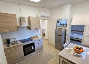 eine Küche mit einer Schale Obst auf einem Tisch in der Unterkunft Bungalow e Mobilhome - Camper Park 2 in Rimini