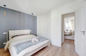 a white bedroom with a large bed in it at Charmant T2 Alfortville in Alfortville