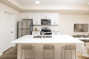 Una cocina o cocineta en Modern 2BR Townhouse, 3 Beds, Parking in Pickering 4 fotos más