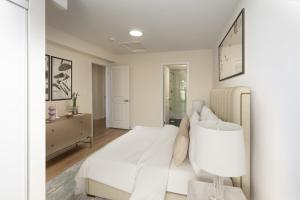 Una cama o camas en una habitación de Modern 2BR Townhouse, 3 Beds, Parking in Pickering