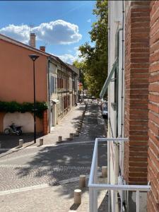 eine leere Straße in einer Stadt mit einem Gebäude in der Unterkunft V3 Studio tout confort plein centre 5 min Golfech in Valence-dʼAgen