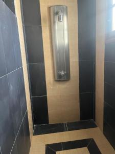 bagno con doccia e cestino di Magnifique villa alliant tradition et modernité en plein oliveraie  Altre 9 foto