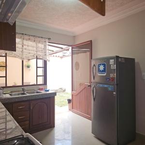 una cucina con frigorifero e lavello di Casa grande cerca de todo a Cuenca