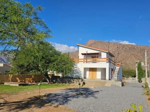 Nespecifikovaný výhled na hory nebo výhled na hory při pohledu z chaty