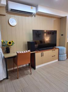 Televiisor ja/või meelelahutuskeskus majutusasutuses Jomtien Plaza Condotel