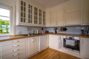 Kuchyň nebo kuchyňský kout v ubytování Idyllisk hus ved sjøen