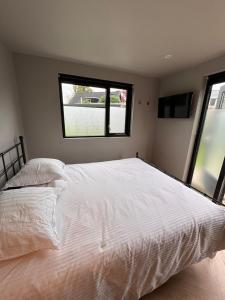 um quarto com uma cama branca e uma janela em Zeeuwse Ontspanning em Kapelle mais 32 fotografias