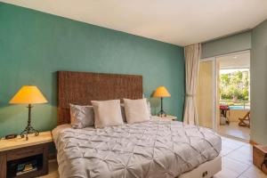 una camera da letto con un letto grande e due lampade di Faro de Mita Luxury Beach Condo a Punta Mita