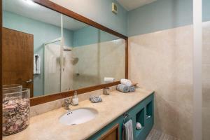 un bagno con lavandino e specchio di Faro de Mita Luxury Beach Condo a Punta Mita Altre 24 foto