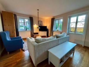 a living room with a couch and a table at 108 qm EG-Fewo mit Garten - Grill - Westterrassen in Oevenum