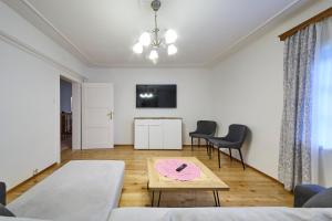 Μια τηλεόραση ή/και κέντρο ψυχαγωγίας στο Ferienwohnung Salzafeld +24 φωτογραφίες