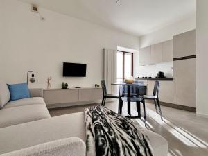 Et tv og/eller underholdning på Superior Apartment - Il Borgo - Private Garage