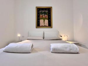 En eller flere senge i et værelse på Superior Apartment - Il Borgo - Private Garage