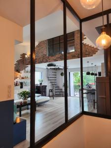 ein Wohn- und Esszimmer mit großem Fenster in der Unterkunft Maison Vue Mer in Pornichet