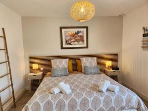 ein Schlafzimmer mit einem großen Bett mit zwei Kissen in der Unterkunft Maison Vue Mer in Pornichet