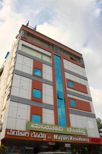 Un edificio alto con ventanas a los lados. en Mayuri Residency Attibele, en Bangalore