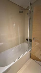 La salle de bains est pourvue d'une baignoire blanche et d'une douche. dans l'établissement Laguna mar beach house, à Monte Gordo 18 autres photos