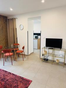 Μια τηλεόραση ή/και κέντρο ψυχαγωγίας στο Magnifique 2 pièces en plein centre avec parking