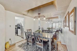 una sala da pranzo e una cucina con tavolo e sedie di Sugar Top 2711 a Sugar Mountain