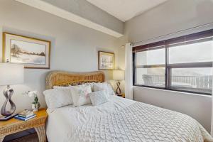 una camera da letto con un letto e una finestra di Sugar Top 2711 a Sugar Mountain Altre 38 foto