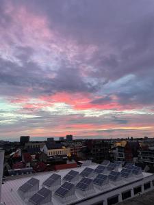 Východ nebo západ slunce při pohledu z apartmánu nebo okolí