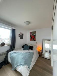 Postel nebo postele na pokoji v ubytování Zalig verblijf in hartje Gent