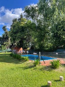 Πισίνα στο ή κοντά στο Cabañas en Oliveros +10 φωτογραφίες