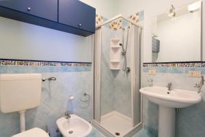 パレルモにあるLe Scale Apartmentのバスルーム(トイレ、洗面台、シャワー付)