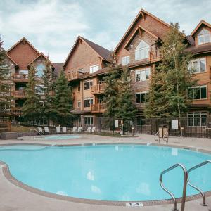 坎莫尔Stoneridge Mountain Resort的建筑物前的一个大型游泳池