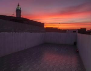 Päikesetõus või päikeseloojang apartemendi juurest või lähedalt vaadatuna