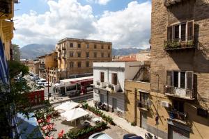 vistas a una calle de la ciudad con edificios y coches en Le Scale Apartment, en Palermo