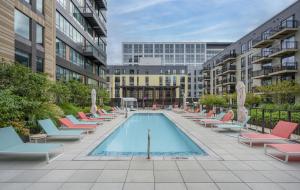 Бассейн в Hyatus Designer Residences Somerville или поблизости