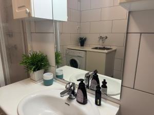 a bathroom with a sink and a mirror at 3 min til Skibakken - WiFi - Parkering - Varme in Vossevangen +23 photos