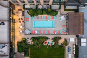 Бассейн в Hyatus Designer Residences Somerville или поблизости