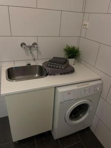 a kitchen with a sink and a washing machine at 3 min til Skibakken - WiFi - Parkering - Varme in Vossevangen