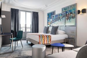 a hotel room with a bed and a couch at Palym in Paris