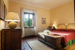 ein Schlafzimmer mit einem roten Bett und einem Fenster in der Unterkunft Casale Pino in Migliarino