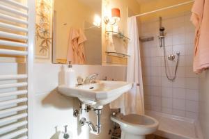 ein Badezimmer mit Waschbecken und Toilette in der Unterkunft Casale Pino in Migliarino