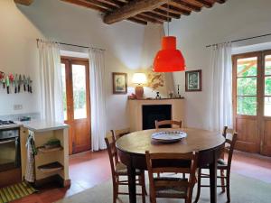 eine Küche und ein Esszimmer mit Tisch und Stühlen in der Unterkunft Casale Pino in Migliarino
