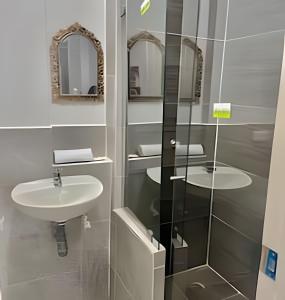 蒙波斯Casa amoblada en la Plaza del jazz的配有两个水槽和玻璃淋浴间的浴室 更多30张照片