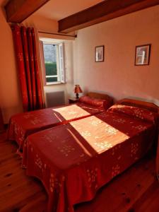 Ένα ή περισσότερα κρεβάτια σε δωμάτιο στο Maison paysanne, proche Aubrac +35 φωτογραφίες