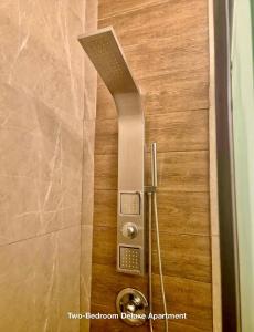 een douche in de badkamer met een achterdeur bij Ocean Front Apartments in Arecibo +57 foto's