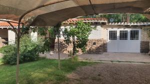 卢汉德库约LA CASONA DE LU的一座带白色门和车库的房子