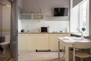 Kuchyň nebo kuchyňský kout v ubytování Stories Hub Hostel