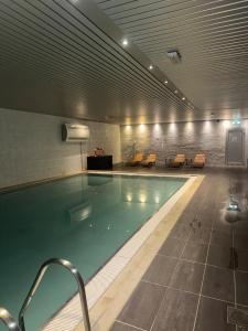 a large swimming pool in a large building at Resort by the Lake - Pool & Sauna in Vossevangen