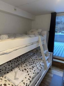 Giường trong phòng chung tại Relaxing Retreat - Pool and Sauna