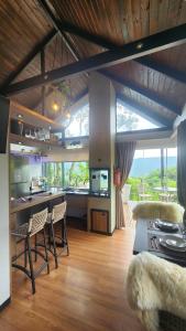 eine Küche mit Tisch und Stühlen in einem Zimmer in der Unterkunft Linda Cabana com Vista Incrível nas Montanhas com Trilha, Cachoeira e Alexa in Campo Largo